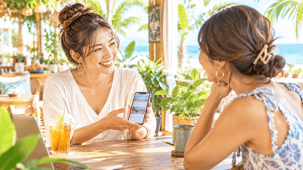 自分の発信について知り合いに話している女性